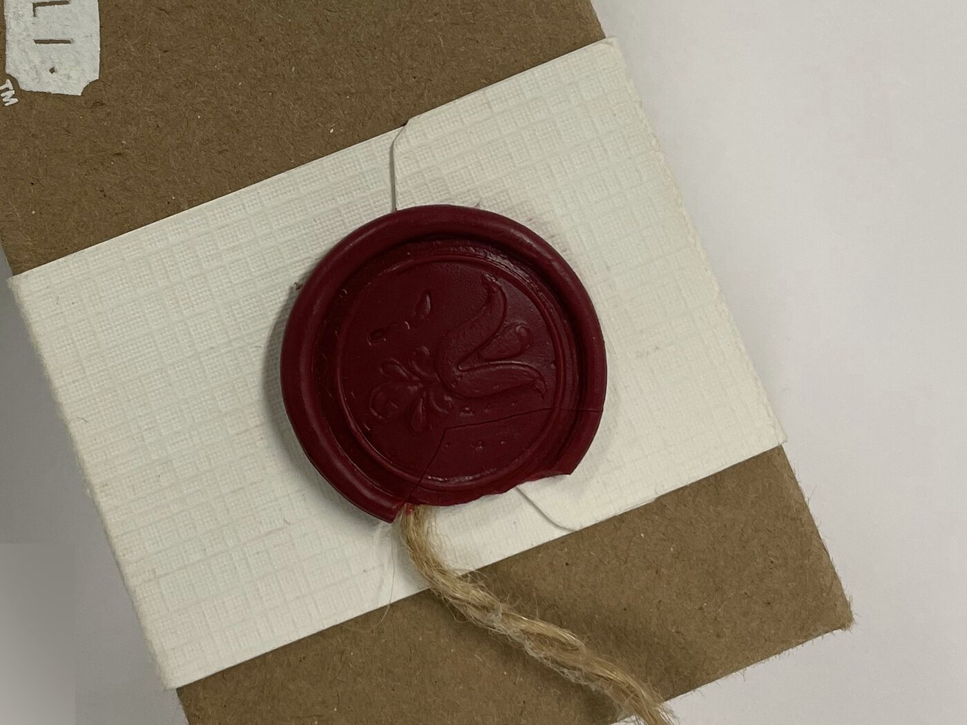 The red wax seal and twine closing a Bucareli belly band.